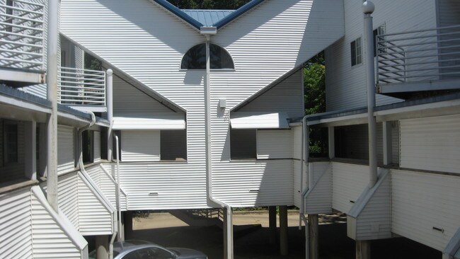 Building Photo - 714 W Elm St