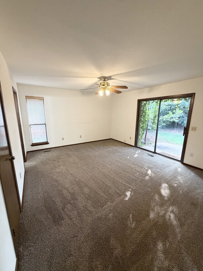 Foto del edificio - 12329 Cedar Springs Ln