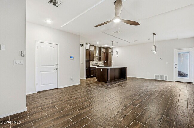 Foto del edificio - 14804 John McNeely Ave