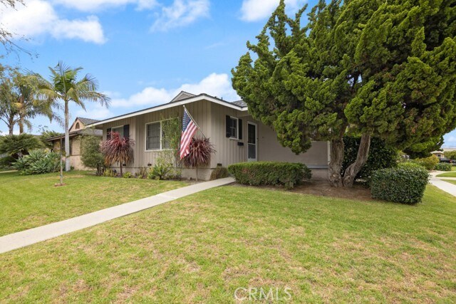 Building Photo - 2542 Vuelta Grande Ave