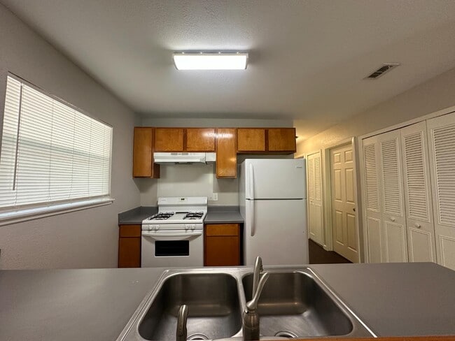 Foto del edificio - 5127 Village Green