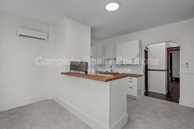Foto del edificio - 2042 Russell Blvd