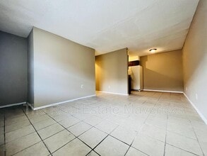 Building Photo - 925 Shallowford Rd