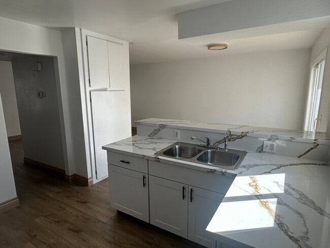 Building Photo - 347 N Eucalyptus Ave