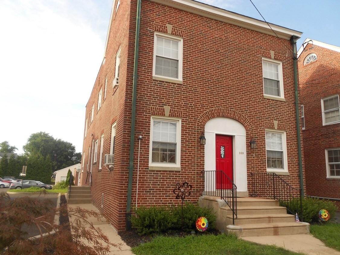 Primary Photo - 109 E Main St