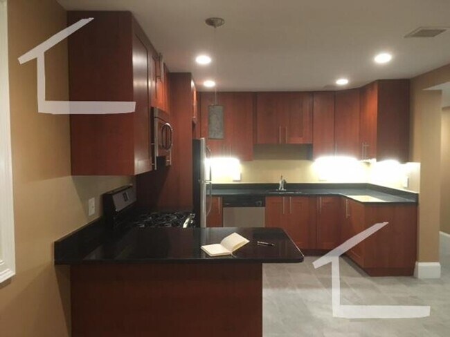 Foto del edificio - Recently Renovated Unit Right Off The T w/...