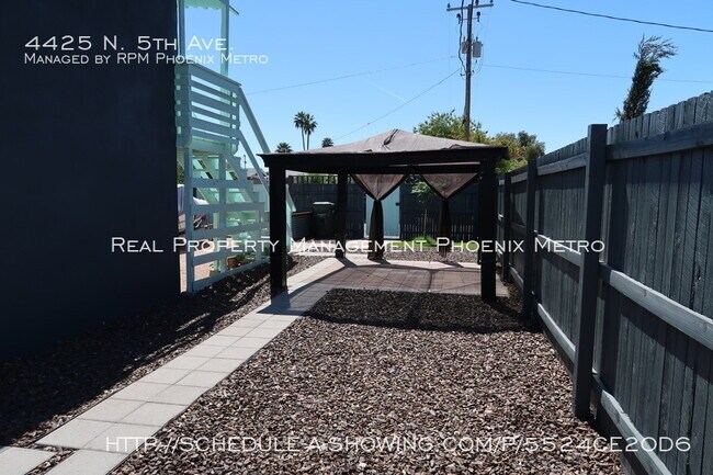 Foto del edificio - UPTOWN HOME WITH PRIVATE YARD!