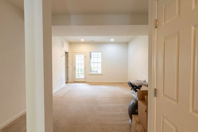 Foto del edificio - 703 Rainier Rd