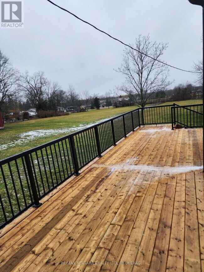 Photo du bâtiment - 549 Ridge Rd N