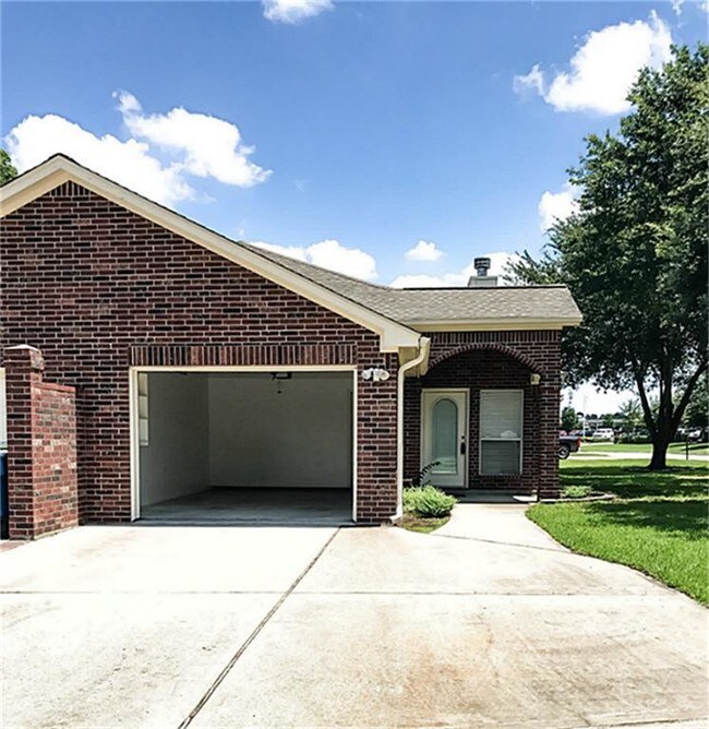 Building Photo - 400 N Rivershire Dr