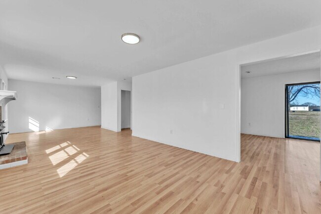 Building Photo - Spacious 3BR Ranch on Over Half an Acre in Seneca! $1,700/mo rent