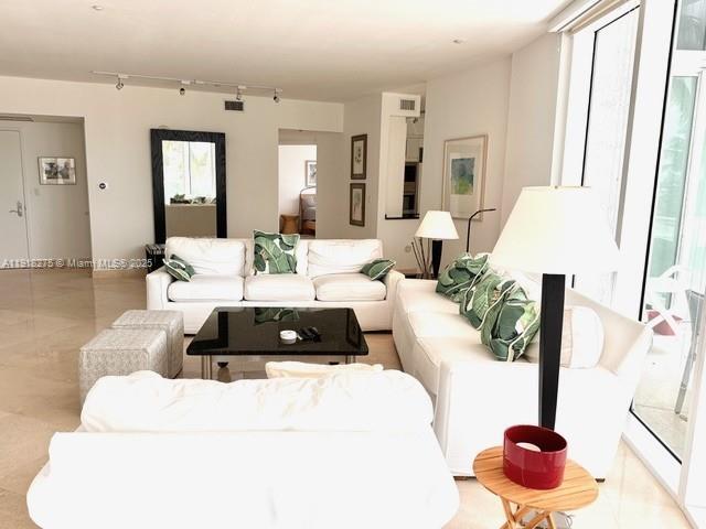 Foto del edificio - 1000 South Pointe Dr