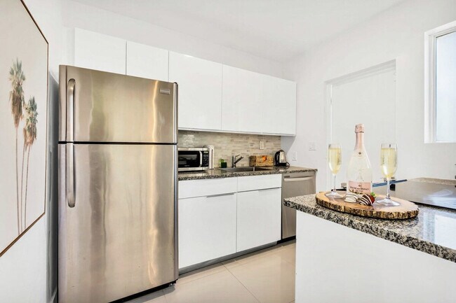 Building Photo - 809 S Ocean Dr