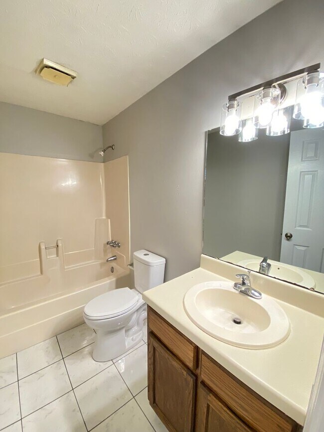 Foto del edificio - 2Bed/1Bath Townhome Available Now!