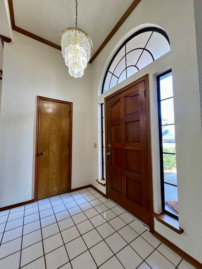 Building Photo - Spacious Bedroom Home in Westmoore School ...