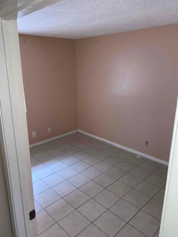 Building Photo - 204 N Mayflower St