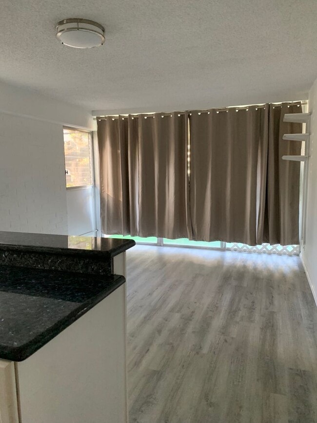 Building Photo - Newly renovated available now 2 bedroom 1 ...