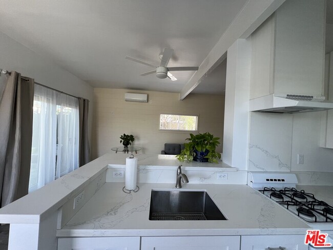 Foto del edificio - 8208 Truxton Ave