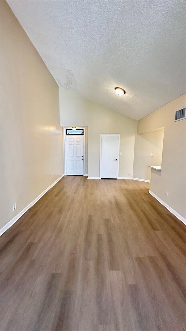 Foto del edificio - 215 Lake Pointe Dr