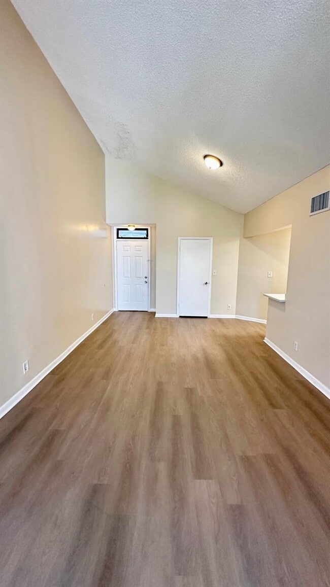 Building Photo - 215 Lake Pointe Dr