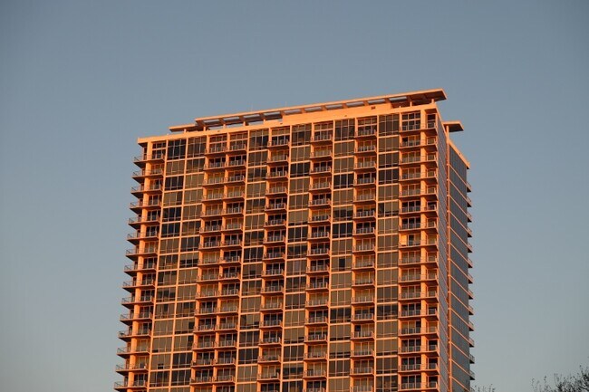 Building Photo - 150 E Robinson St