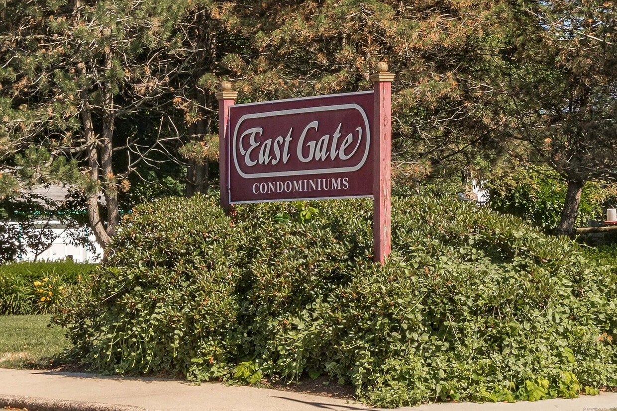 Primary Photo - 121 E Gate Ln