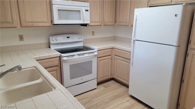 Foto del edificio - 2851 S Valley View Blvd