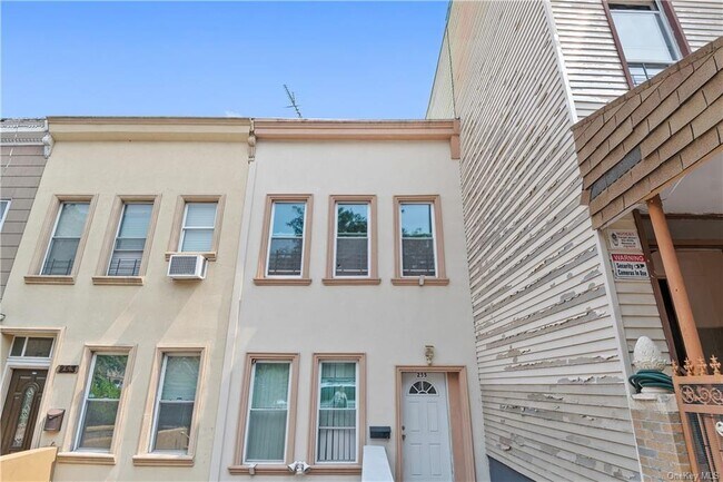 Building Photo - 255 E 164th St