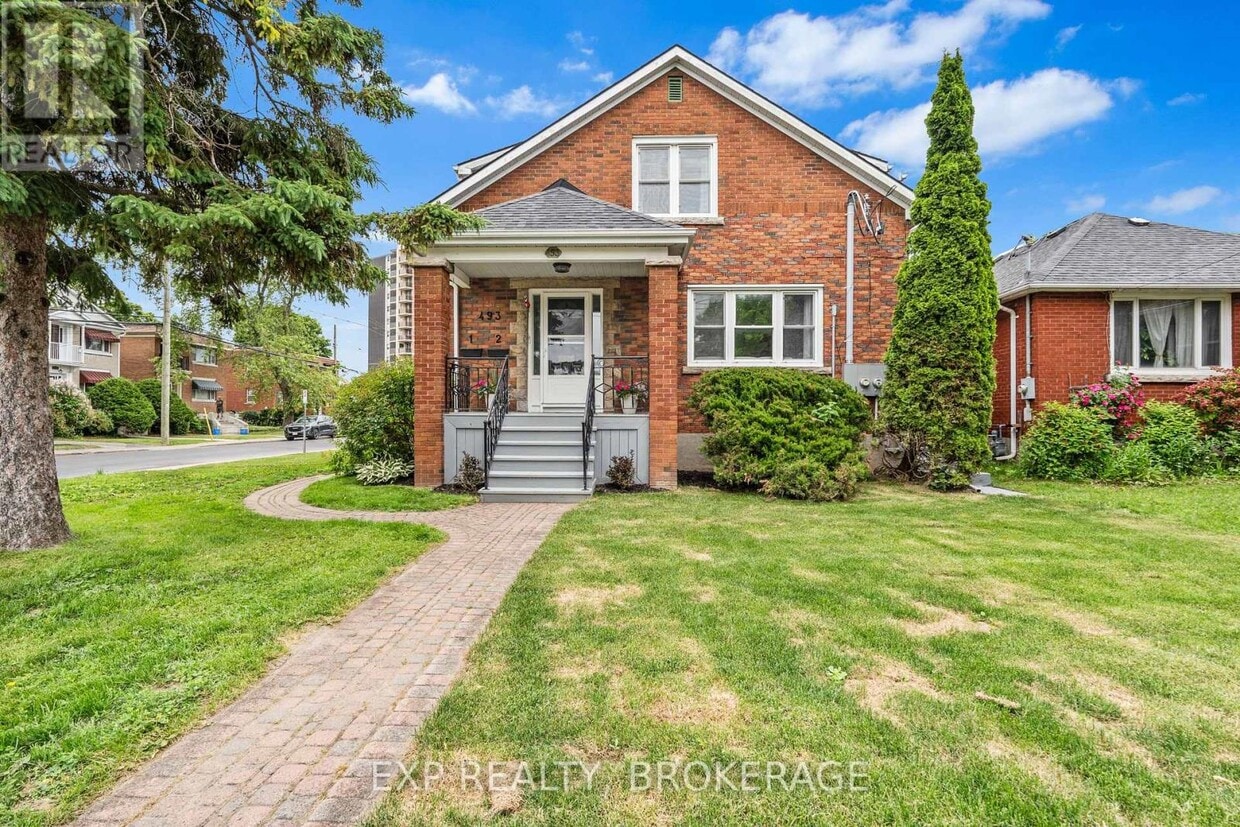 Primary Photo - 493-493 College St