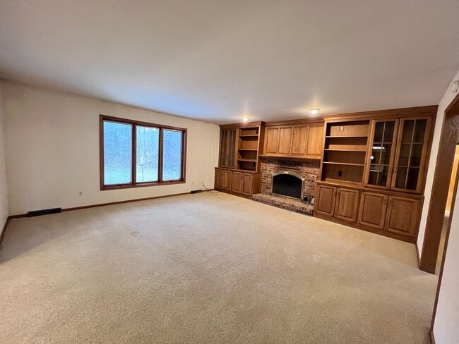 Building Photo - Large Home in Forest Hills School District
