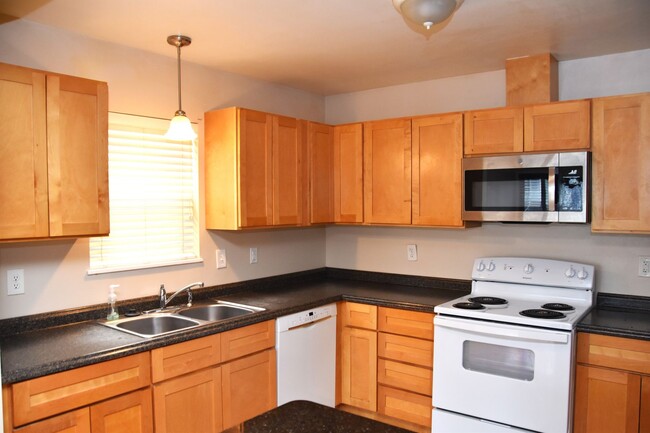 Building Photo - 2 Bedroom 1 Bath Charmer in Tacoma's McKin...