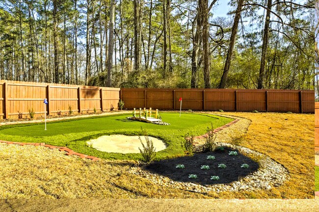 Putting green - 3890 Kemp Ridge Rd NW