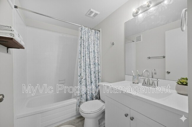 Building Photo - 10152-10158 158 St NW