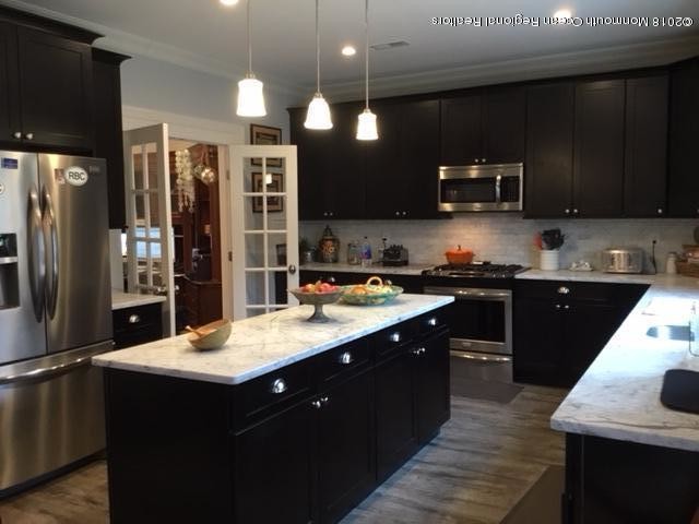 Building Photo - 33 Shore Dr