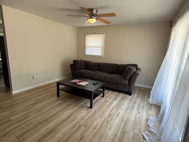 Foto del edificio - 828 Willow Pl