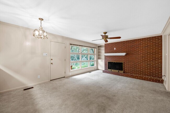 Building Photo - Private Woodway Retreat