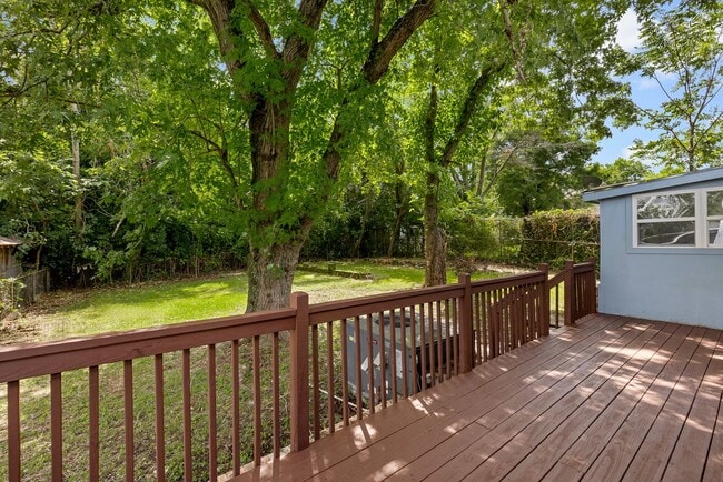 Building Photo - Spacious beautiful 4-bedroom 1 bath home