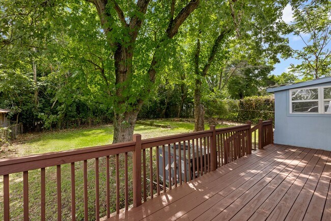 Foto del edificio - Spacious beautiful 4-bedroom 1 bath home
