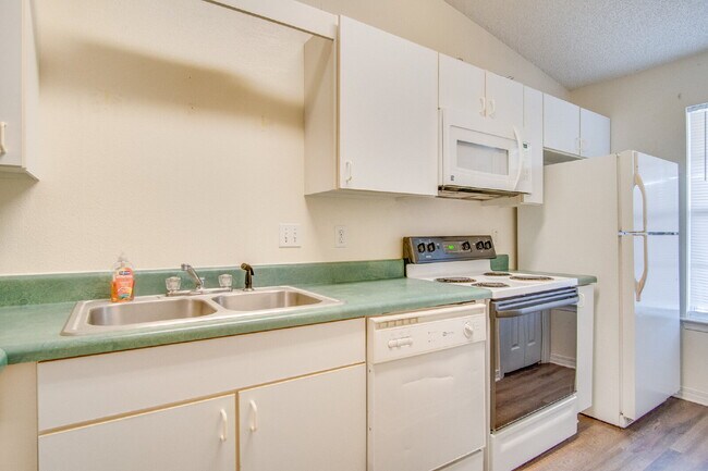 Foto del edificio - Coming Available January 25 Two Bedroom Townhome in Windship Cove Near Davis Highway and I-10