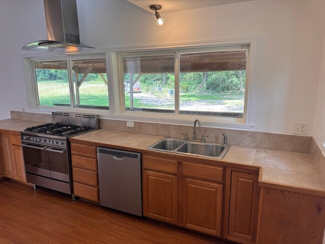 Building Photo - Kelsey House + 2 acres