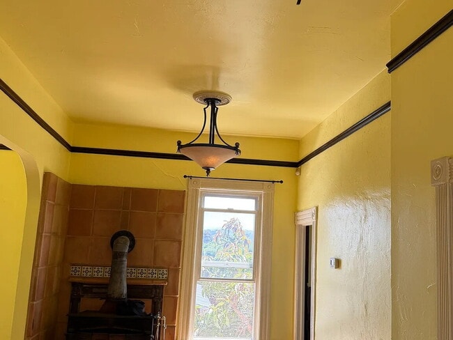 Building Photo - Freshly painted charming eccentric small Victorian house