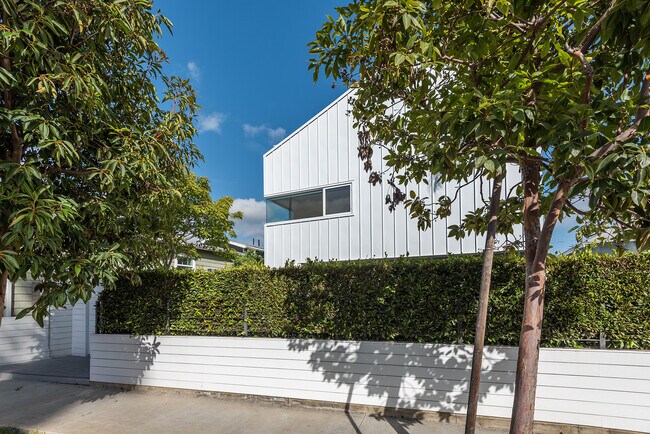 Foto del edificio - 338 Rennie Ave