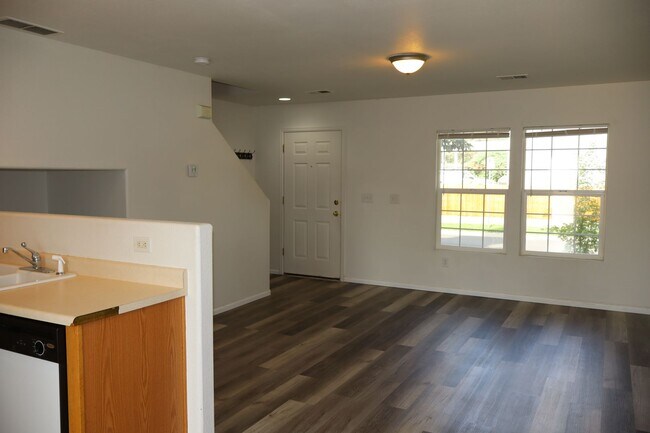Foto del edificio - Chic Two-Story Home with Outdoor Area + $2...