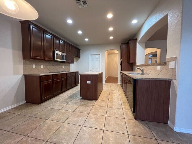 Foto del edificio - **APPLICATION RECEIVED** Beautiful 3 Bedro...