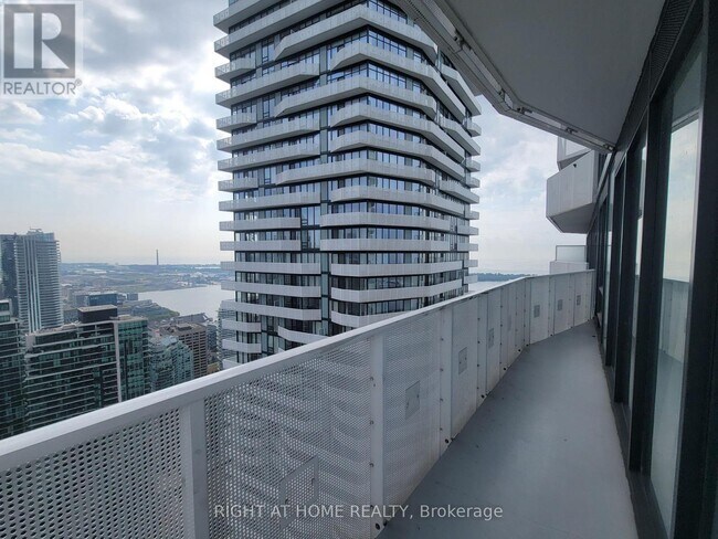 Photo du bâtiment - 100 Harbour St