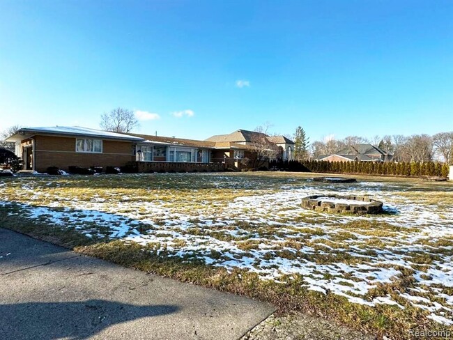 Building Photo - 6615 Fairwood Dr