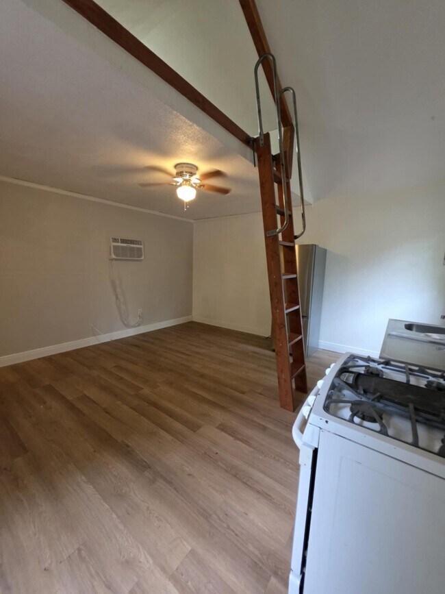 Foto del edificio - 6219 Saxon Dr