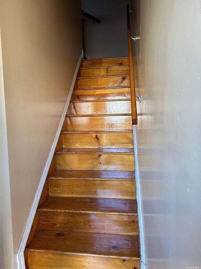 Foto del edificio - 176-18-176110 Brinkerhoff Ave