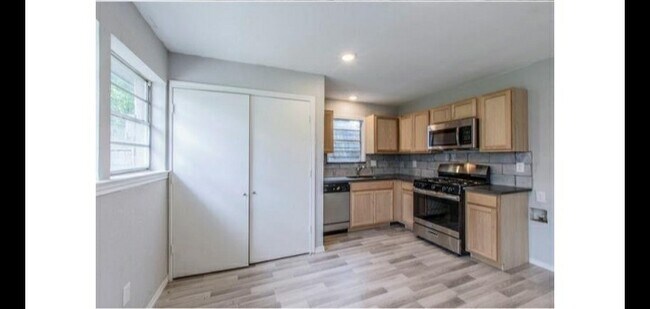 Building Photo - 910 Piedmont Dr