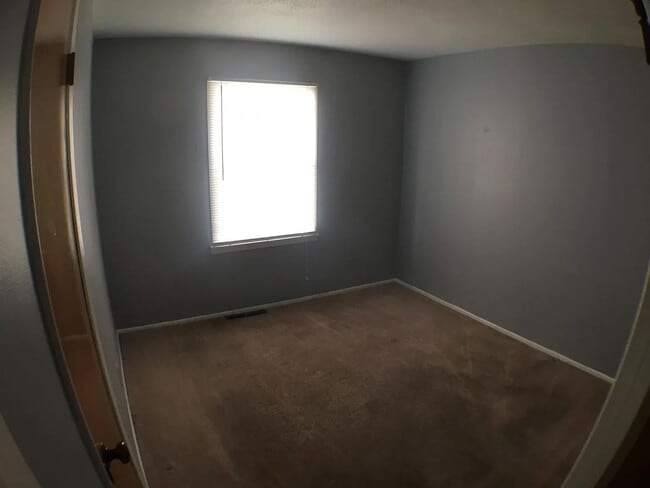 Building Photo - 2 bedroom 1 bath with fenced backyard